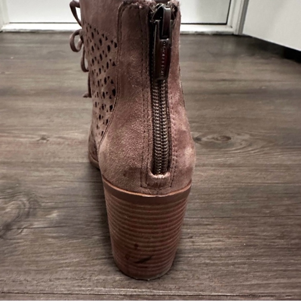 🌻 Tan VINCE CAMUTO Trevan Cutout Lace Up Peep Toe
Ankle Booties - Size 7.5 - Picture 7 of 13